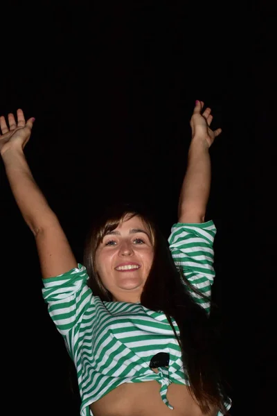 Chica Con Una Cámara Sobre Fondo Negro — Foto de Stock