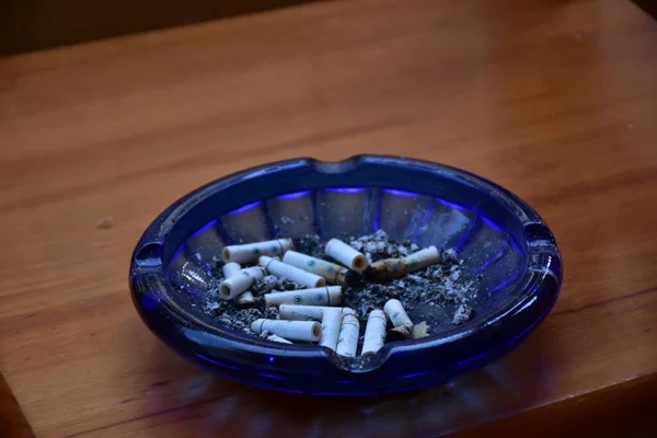 Окурки Сигарет Пепельнице — стоковое фото