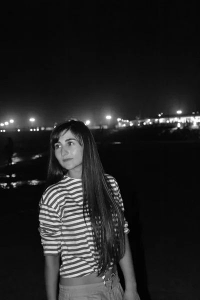 Schwarz Weiß Foto Eines Mädchens Auf Schwarzem Hintergrund — Stockfoto