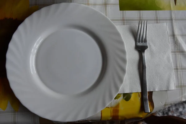 Πιρούνια Ένα Πιάτο Στο Τραπέζι — Φωτογραφία Αρχείου