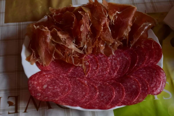 Salami Worst Een Bord Vlees — Stockfoto