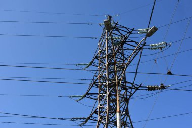 Arzu edilen yüksek elektrik direği ve gökyüzü