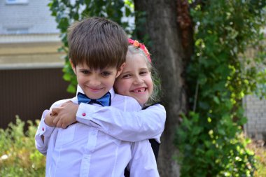  Kafasında çelenk olan güzel bir kız ve bir oğlan.,