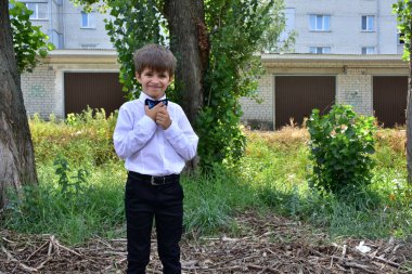 Beyaz gömlekli bir çocuğun portresi.,