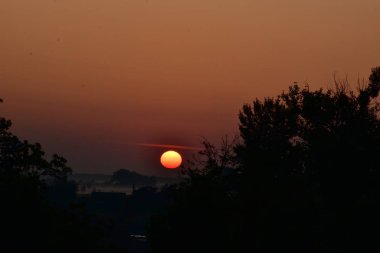 Güzel gün batımı ve gün doğumu ve güneş