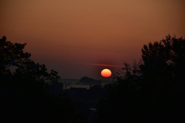 Güzel gün batımı ve gün doğumu ve güneş