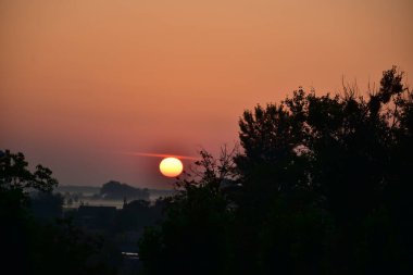 Güzel gün batımı ve gün doğumu ve güneş