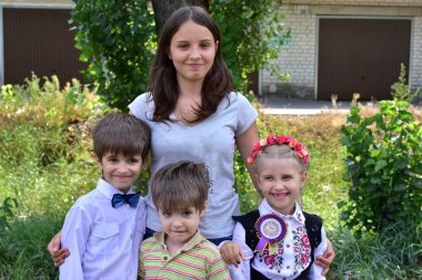 Kafasında çelenk olan güzel bir kız ve bir oğlan ve anne.,