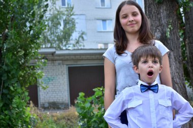 Manzaranın arka planında güzel bir kız ve oğlan,