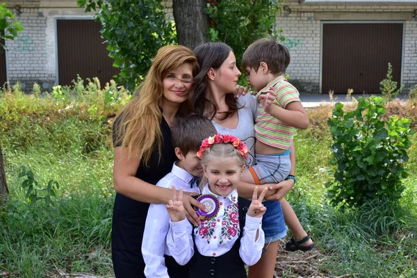 Une Belle Fille Avec Une Couronne Sur Tête Garçon Une — Photo