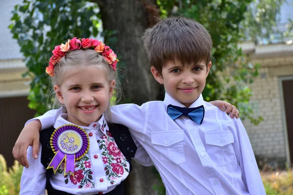 Une Belle Fille Avec Une Couronne Sur Tête Garçon — Photo