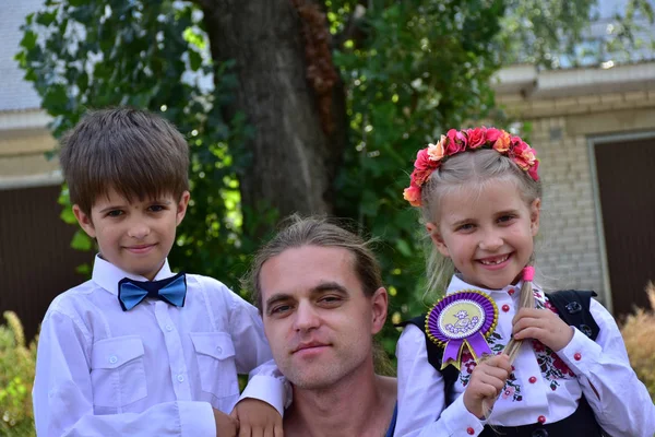 Belle Fille Avec Une Couronne Sur Tête Garçon Papa — Photo