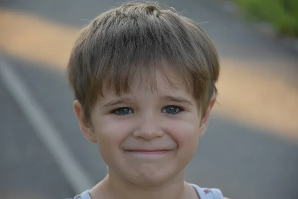 Schönes Porträt Eines Kleinen Jungen Und Lächeln — Stockfoto
