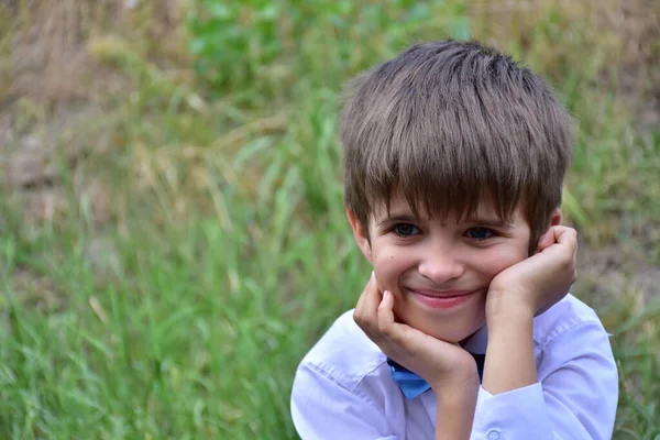 Портрет Хлопчика Білій Сорочці — стокове фото