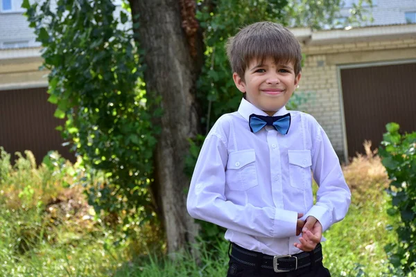 Porträt Eines Jungen Weißen Hemd — Stockfoto