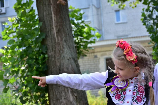 Een Mooi Meisje Met Een Krans Haar Hoofd — Stockfoto