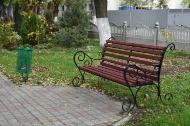 Parktaki ahşap bank.