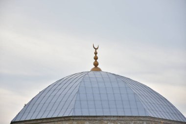 gökyüzüne karşı kilisenin kubbesi