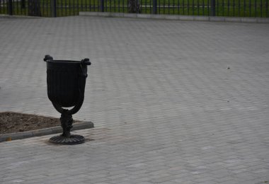 Parktaki siyah ve demir çöpler,