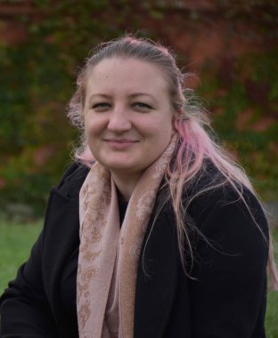 Çevrede telefonu olan sarışın bir kız.