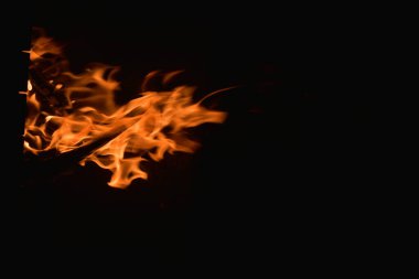 Siyah arkaplanda yangın