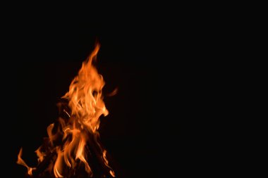 Siyah arkaplanda yangın