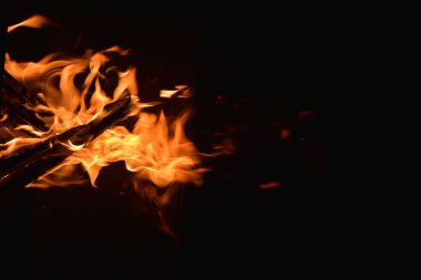 Siyah arkaplanda yangın