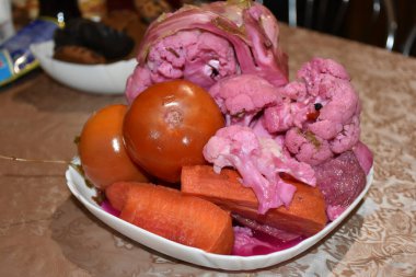 bir tabakta sebze turşusu,