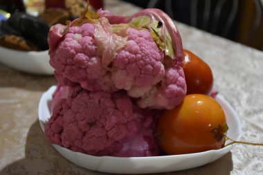 bir tabakta sebze turşusu,