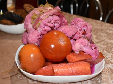 bir tabakta sebze turşusu,