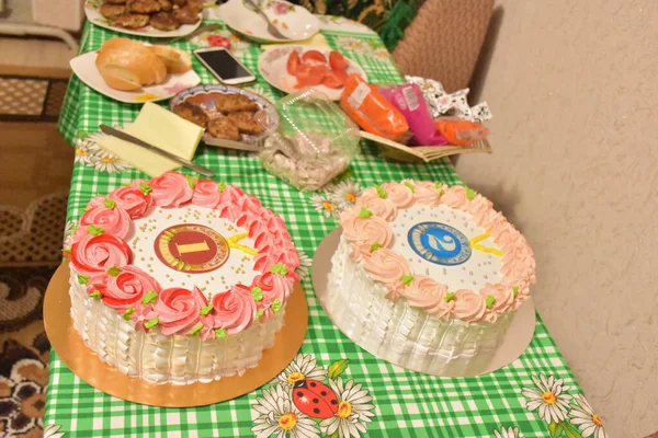 クリーム色の花で飾られたケーキ — ストック写真