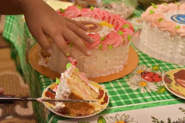 Pastel Decorado Con Flores Crema —  Fotos de Stock