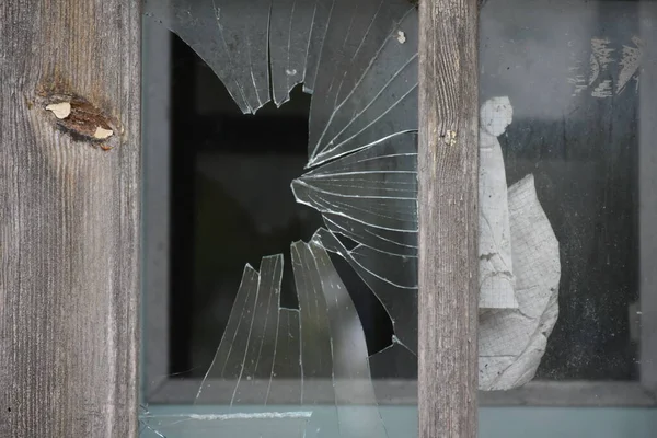 Kırık cam ve eski pencere