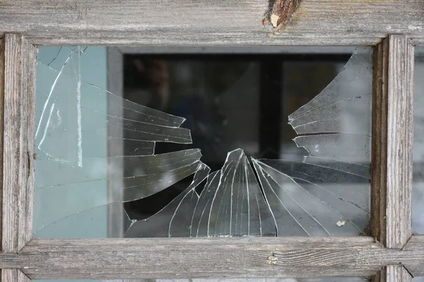 碎玻璃和旧窗户 — 图库照片