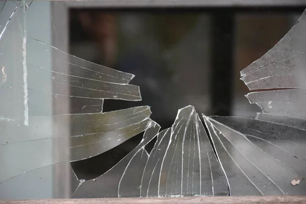 碎玻璃和旧窗户 — 图库照片