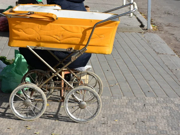 Detail View Vintage Yellow Baby Carriage Street —  Fotos de Stock