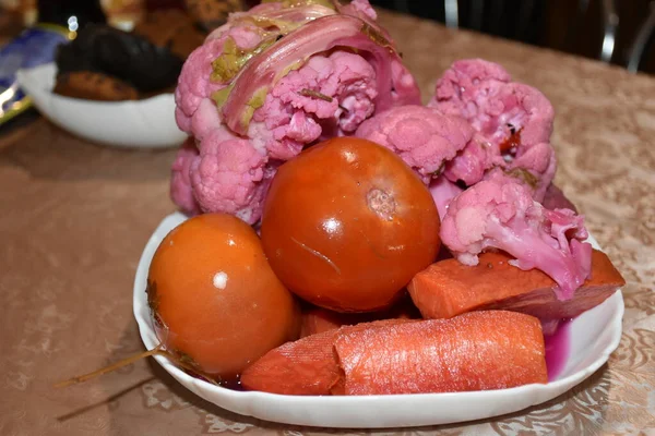 bir tabakta sebze turşusu,