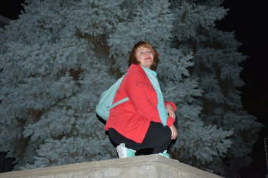 Geceleri dışarıda güzel bir kız.