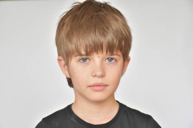  Küçük bir çocuğun güzel portresi ve gülümsemesi.