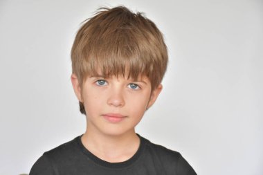  Küçük bir çocuğun güzel portresi ve gülümsemesi.