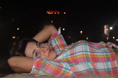 Kumda ve gece manzarasında bir kız,