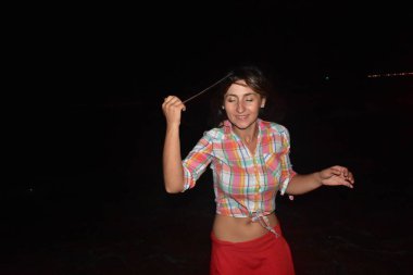 Kumda ve gece manzarasında bir kız,