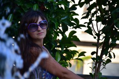 Manzaranın arka planındaki kız ve su damlaları