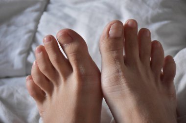 beyaz arkaplanda bacak