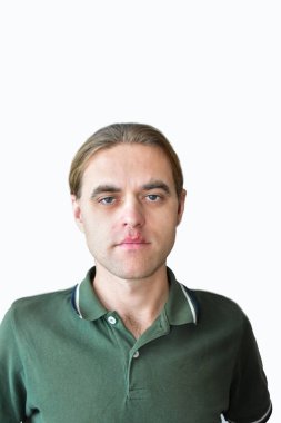 Beyaz arka planda bir adamın portresi