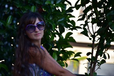 Manzaranın arka planındaki kız ve su damlaları