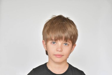  Küçük bir çocuğun güzel portresi ve gülümsemesi.