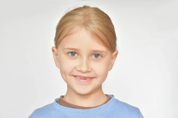 Retrato Una Chica Rubia Sobre Fondo Blanco — Foto de Stock