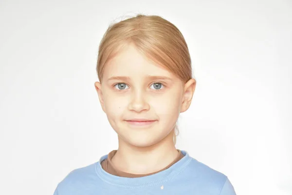 Portret Van Een Blond Meisje Een Witte Achtergrond — Stockfoto