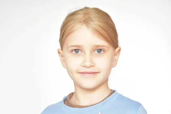 Retrato Uma Menina Loira Fundo Branco — Fotografia de Stock